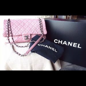 100% authenticity comes with dust bag